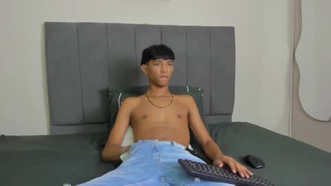 latino_twink20 online show from November 22, 8:10 pm