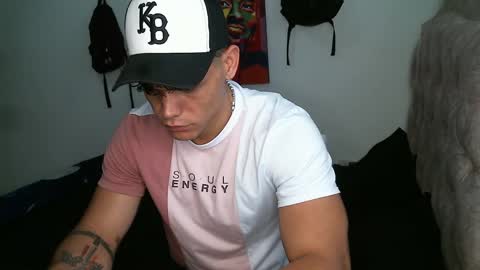 liamtravis__1 online show from November 15, 1:22 pm