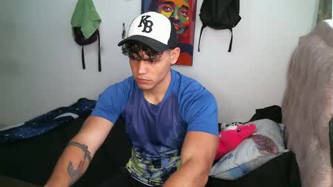 liamtravis__1 online show from November 17, 1:14 pm