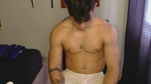 liamtravis__1 online show from January 31, 2:22 pm