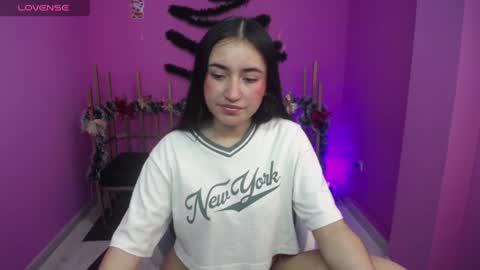 liathomson_ online show from December 20, 1:47 pm