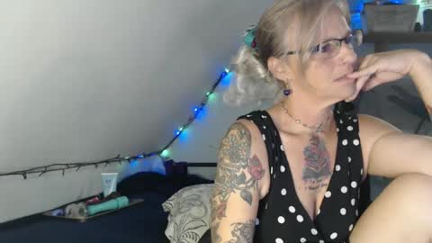 Lickablelucy online show from November 14, 2:46 am