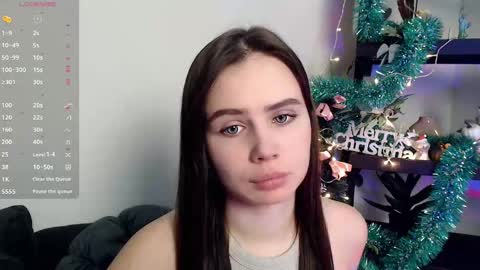 lolapalmer_ online show from December 16, 8:09 pm