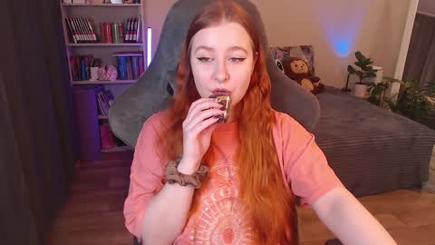 lovelygirl_lisaa online show from January 15, 4:34 am