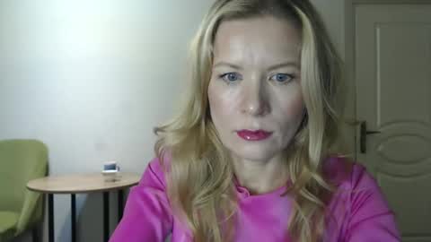 lovelykiki_ online show from January 3, 9:12 pm