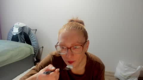 lucky_licky20 online show from December 8, 3:49 am