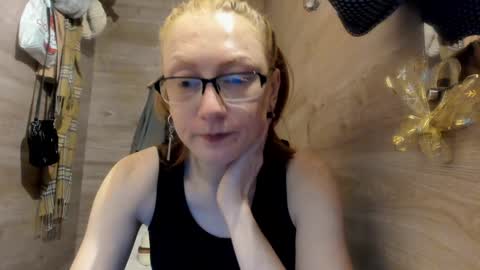 lucky_licky20 online show from December 22, 3:43 am