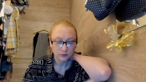 lucky_licky20 online show from December 28, 4:03 am