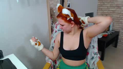 lunna_fox_ online show from December 6, 2:03 am