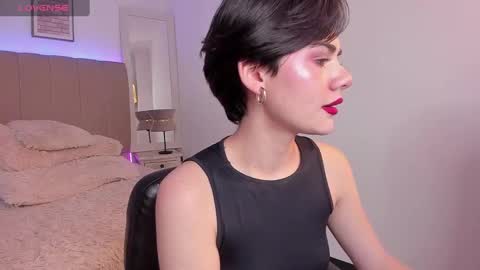 lyn_lebelle online show from December 22, 3:27 pm