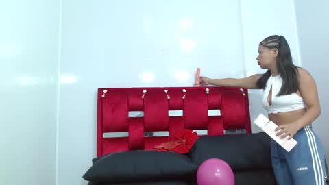 maily_adams online show from December 5, 12:42 pm