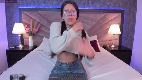 megan_collyns online show from December 27, 8:17 pm