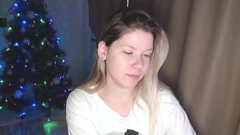 Melissa  Ray online show from December 11, 9:49 am