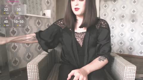 mia_wallase online show from December 1, 7:45 am