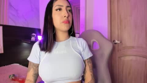 insta miss nickeloo online show from December 30, 5:04 pm