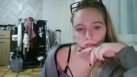 mollywinters_ online show from December 17, 7:49 pm