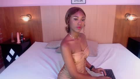 natashaqueenn  online show from December 3, 9:05 pm