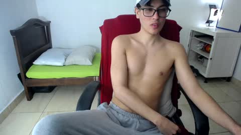 noah_ferrari8 online show from November 11, 12:34 pm