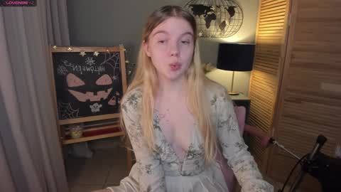 ohmyjuliet online show from November 12, 2:04 am