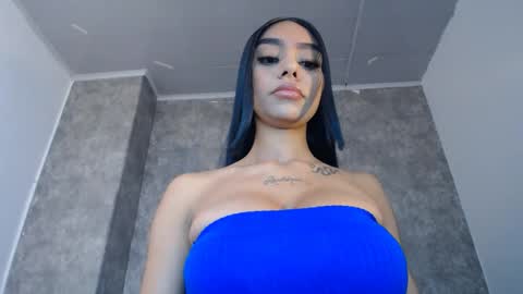 perla_j_ online show from January 4, 1:26 pm