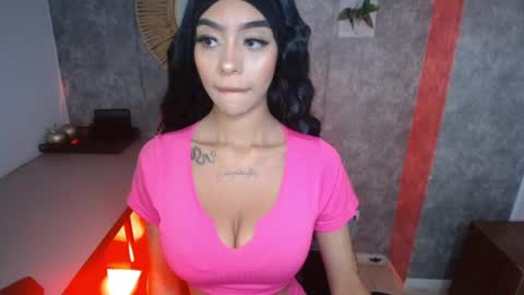 perla_j_ online show from December 9, 12:12 pm