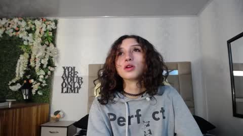 queenjenn__ online show from December 26, 1:34 pm