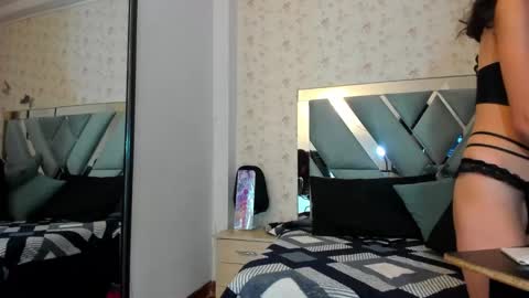 queenjenn__ online show from December 10, 2:10 pm