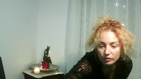 reddgirll online show from December 3, 8:01 pm