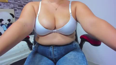 reina_loren online show from December 26, 10:06 pm