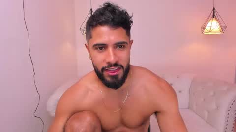 santiago_huntt online show from December 7, 12:08 pm