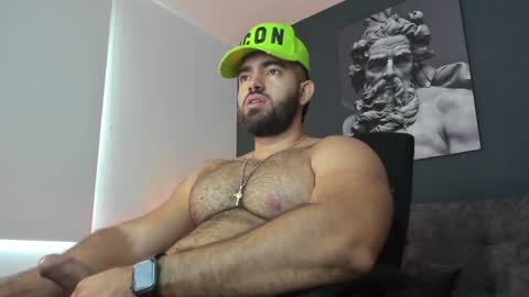 simon_leon01 online show from December 14, 12:32 pm