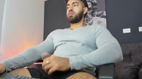 simon_leon01 online show from December 5, 11:37 am