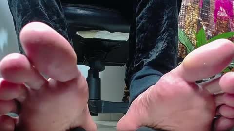 only foot                         worshipers here online show from December 12, 12:54 am