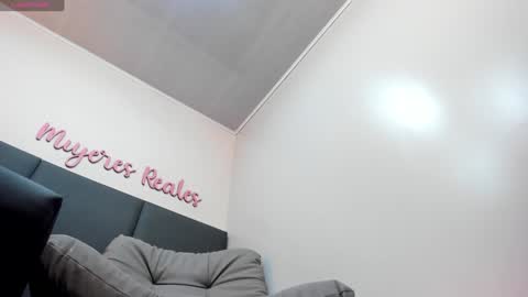 sophieharris__ online show from December 18, 10:09 pm