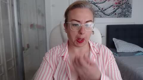 tania_goddess_ online show from November 15, 2:37 pm