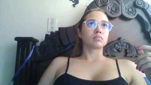 triana_bell online show from November 20, 6:09 pm