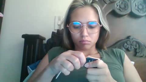 triana_bell online show from December 6, 6:49 pm