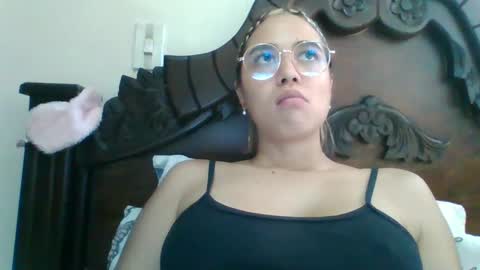 triana_bell online show from January 11, 5:44 pm