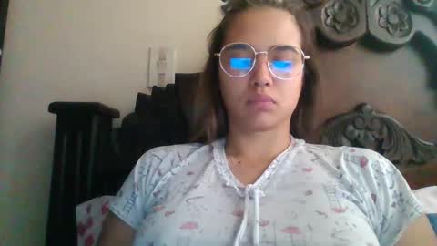 triana_bell online show from December 1, 5:19 pm