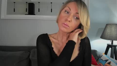 valeriehughs online show from November 16, 7:07 pm