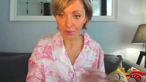 valeriehughs online show from January 10, 7:56 am