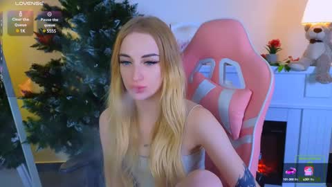 violet__t online show from December 25, 8:31 pm