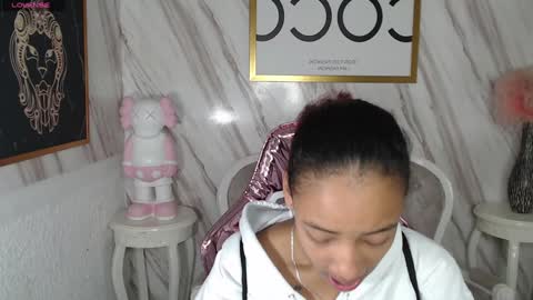 violeth_b online show from November 23, 12:53 pm