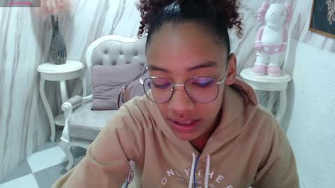 violeth_b online show from December 13, 12:35 pm