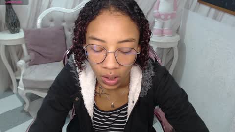 violeth_b online show from December 17, 12:44 pm