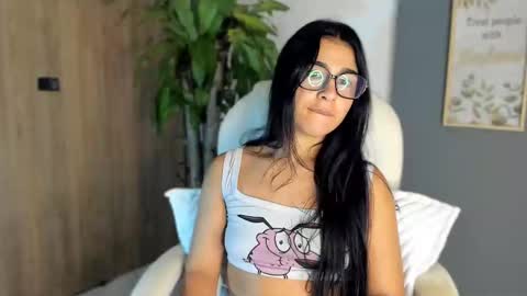 violethvarago_ online show from December 3, 5:51 am