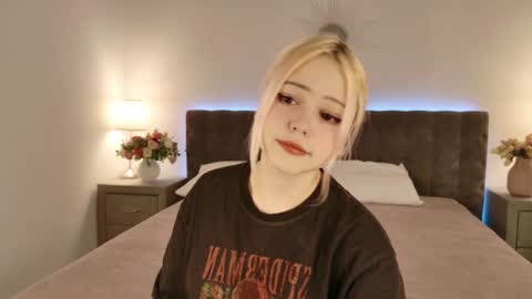 vivian_meow online show from December 7, 8:34 pm