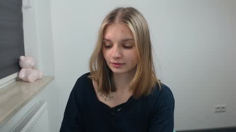 vivien_slender online show from December 9, 10:35 am