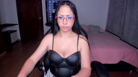 yesie_hot2 online show from December 9, 2:29 am