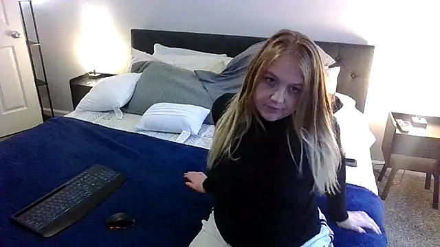 PhatAssBlond online show from December 19, 5:26 pm